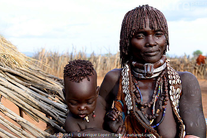 Afrikan woman and child